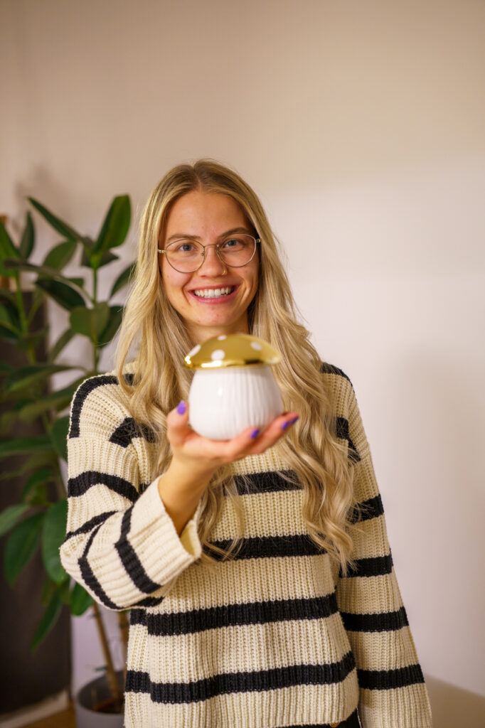Valentina hält einen Glückspilz in den Händen